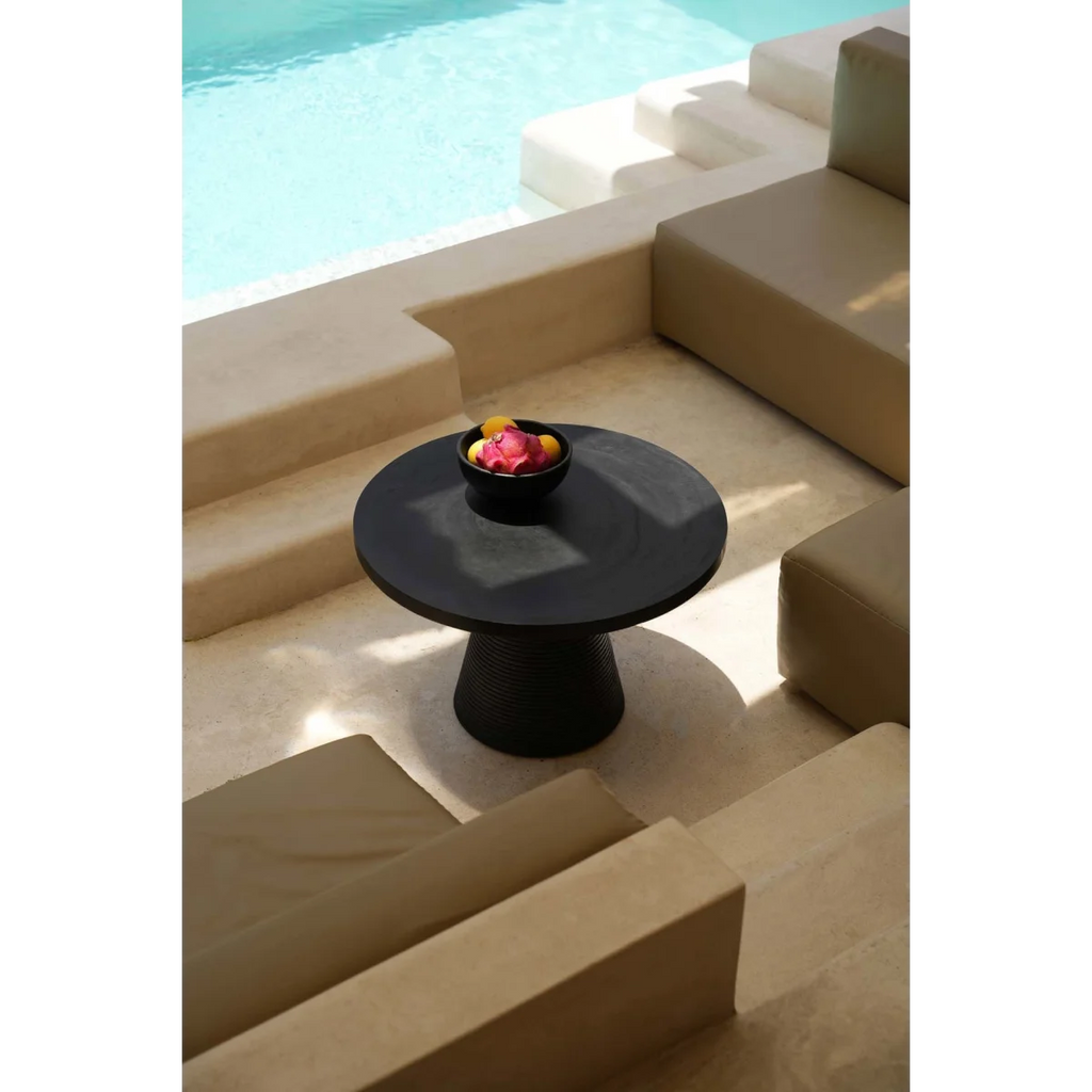 Table basse ronde en bois de suar noir avec base rainurée – Ø70 cm