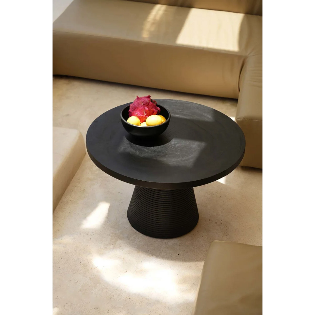 Table basse ronde en bois de suar noir avec base rainurée – Ø70 cm