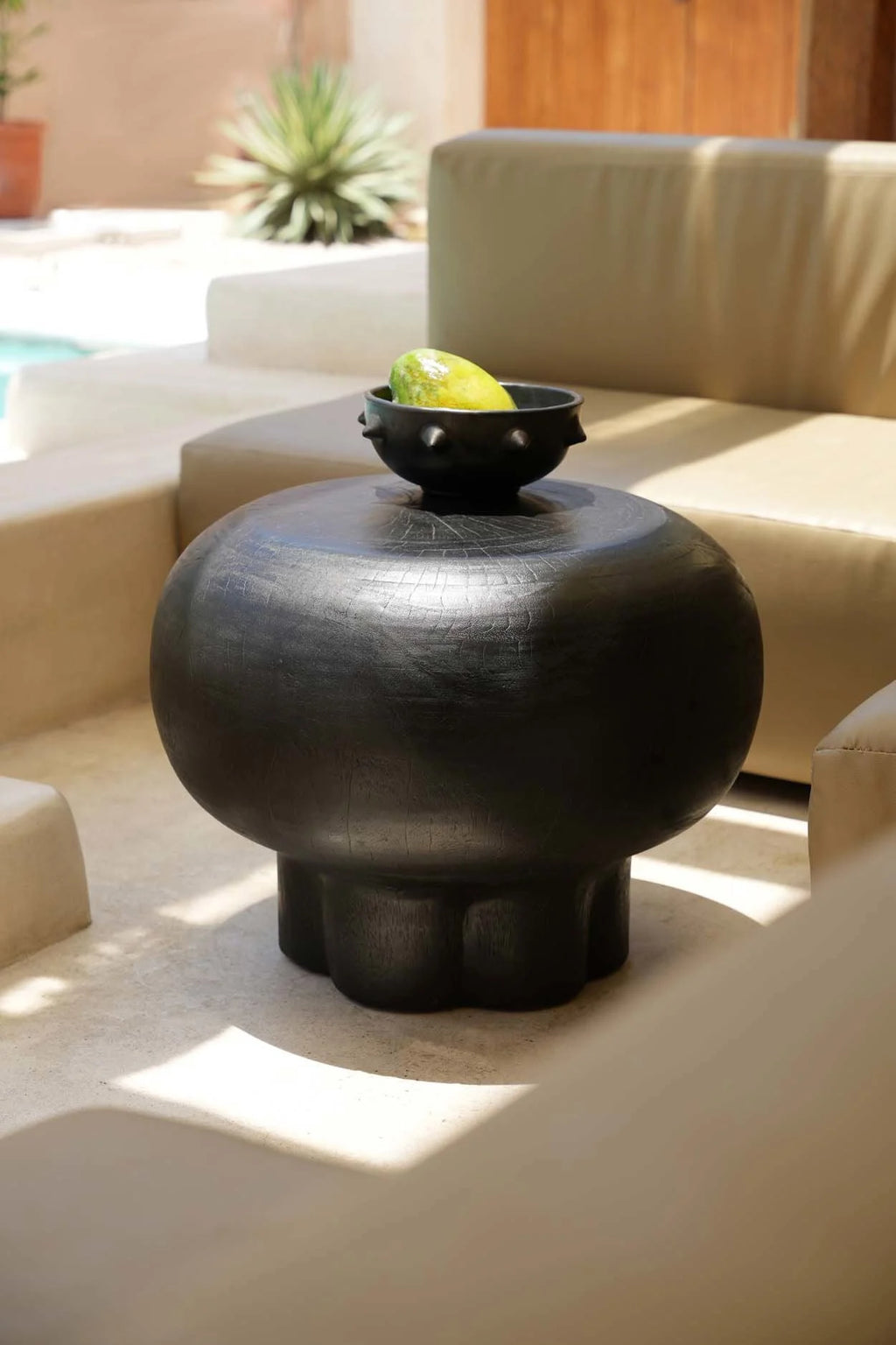 Table basse ronde en bois de suar noir forme champignon – Ø60 cm