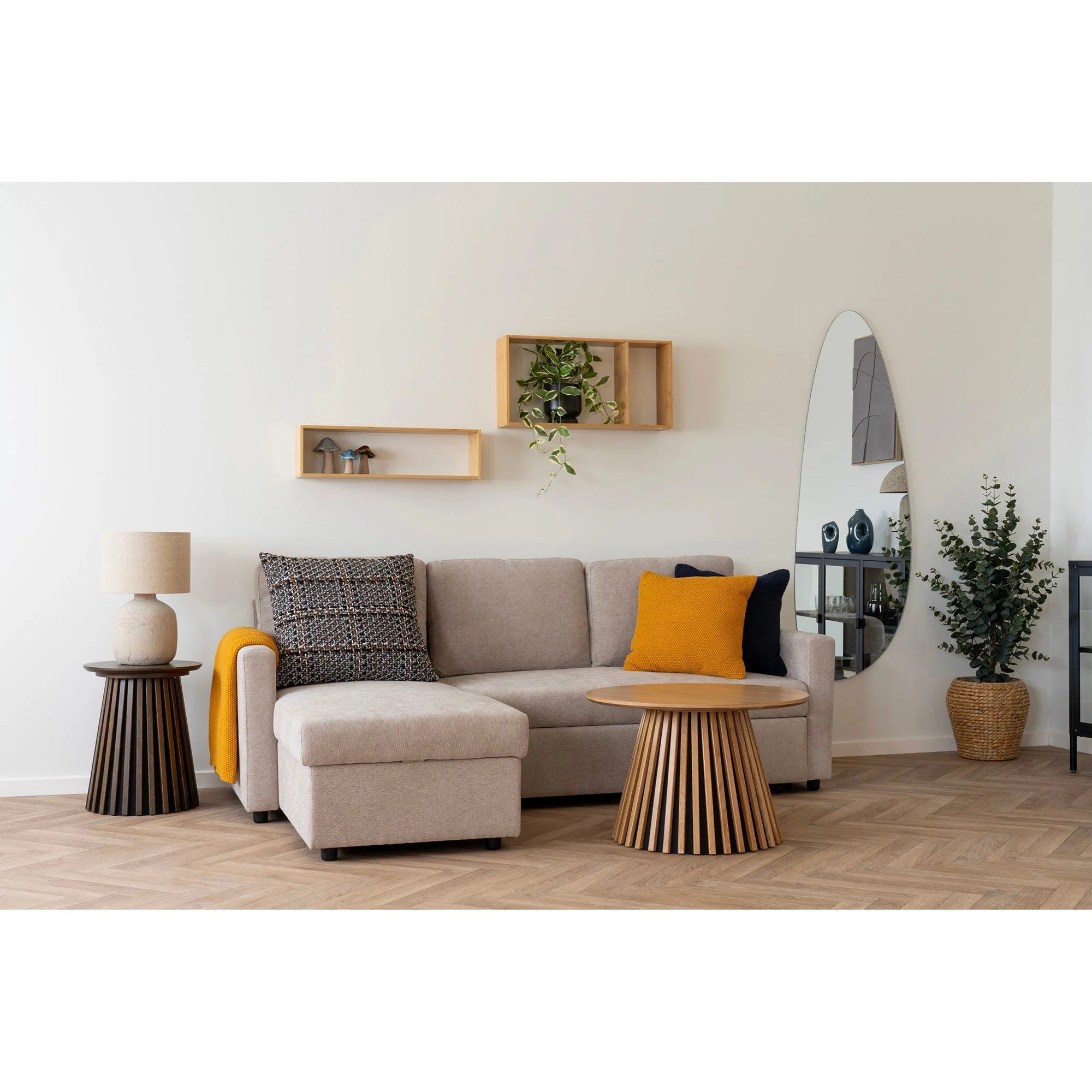 Canapé sectionnel beige avec tables d’appoint en bois naturel pour salon