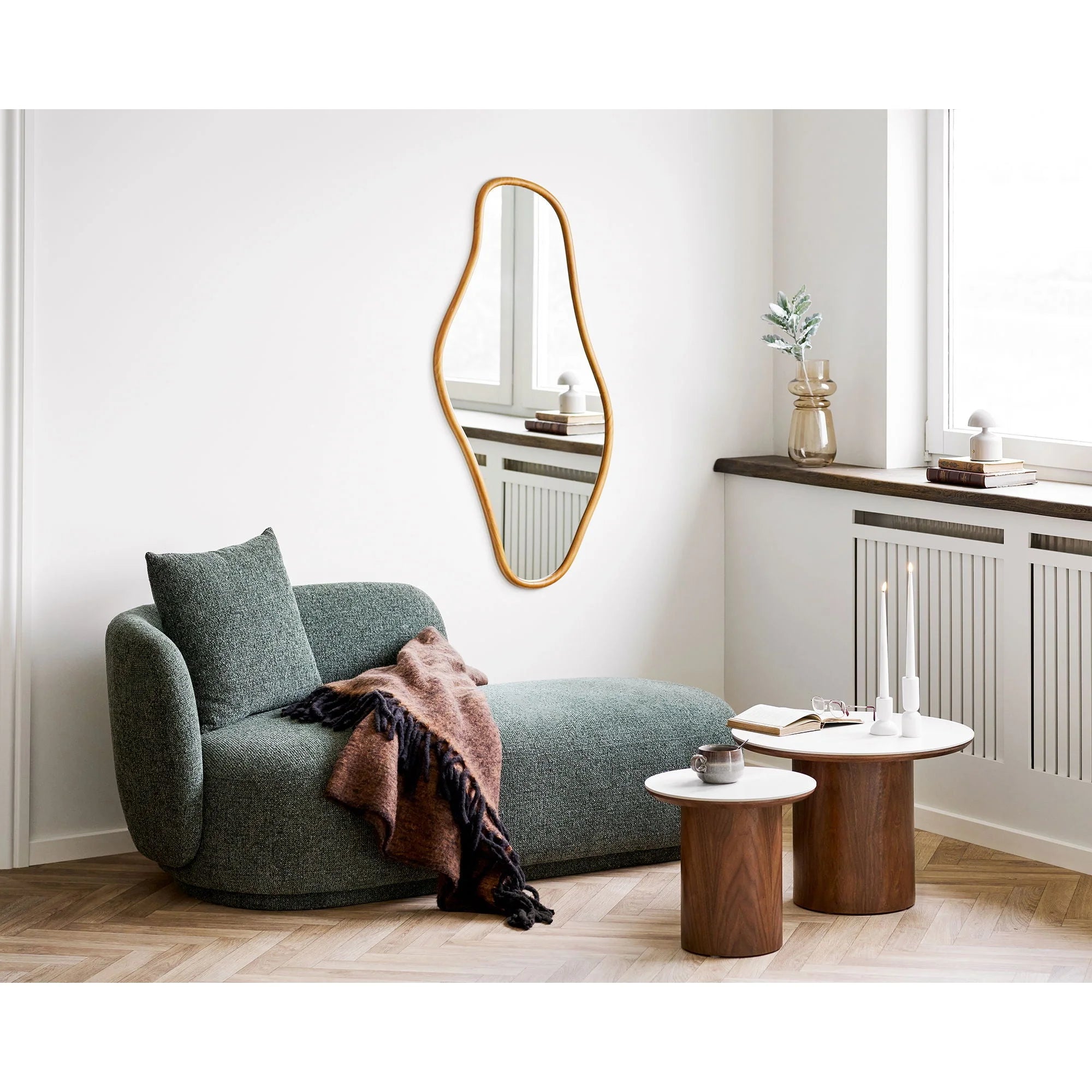 Chaise lounge verte texturée avec effet marbre blanc et bois noyer