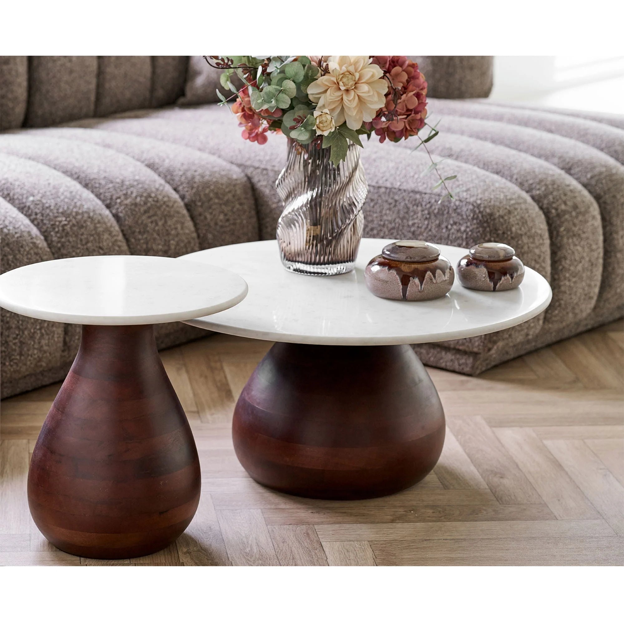 Table basse ronde en marbre blanc et bois foncé, piètement galbé, Ø70 cm