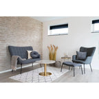 Canapé gris capitonné avec pieds en métal noir et plaid texturé