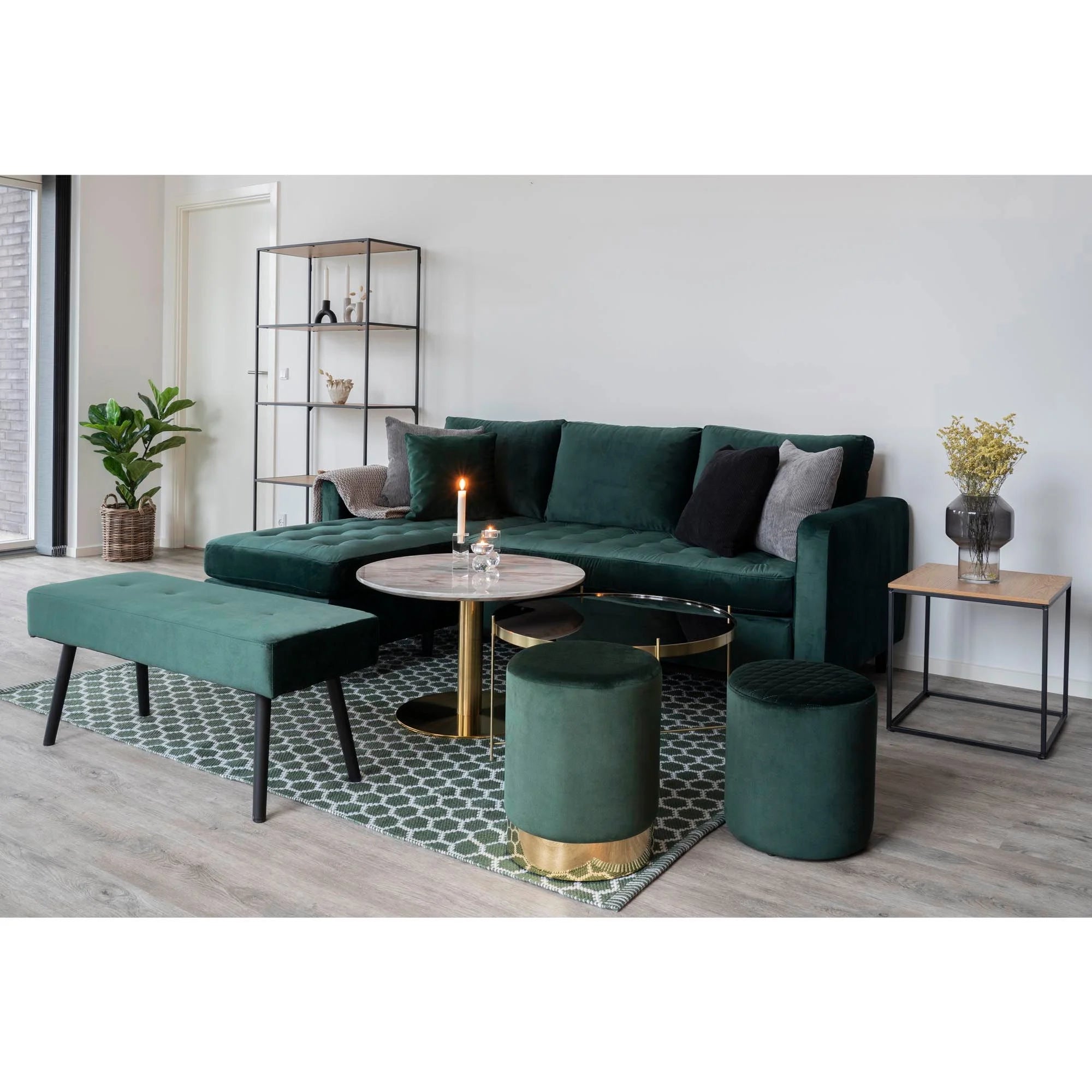 Canapé d’angle en velours vert avec table basse ronde en Marbre blanc et pied doré