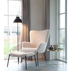 Fauteuil crème haut avec ottoman assorti pour un salon élégant et cosy