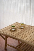 Table basse Tulum Naturelle avec des boissons sur une surface en bois naturelle
