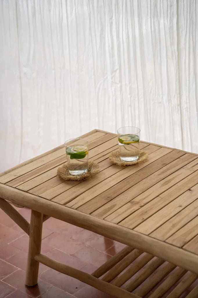 Table basse Tulum Naturelle avec des boissons sur une surface en bois naturelle