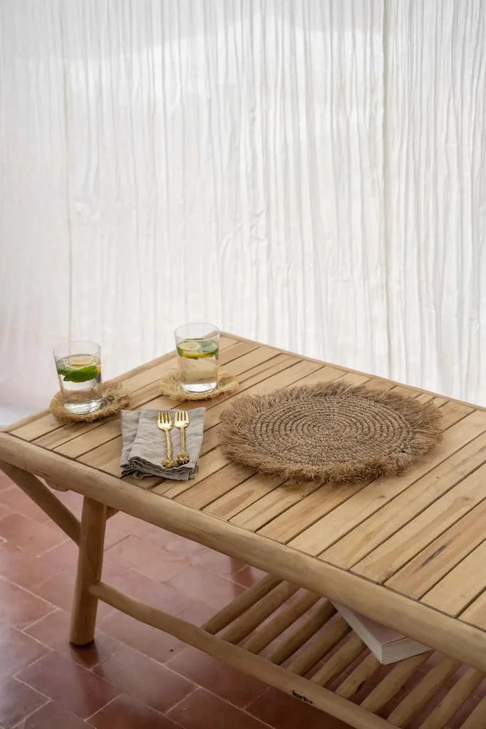 Table basse en bois La table basse Tulum Naturelle avec boissons et sous-verres