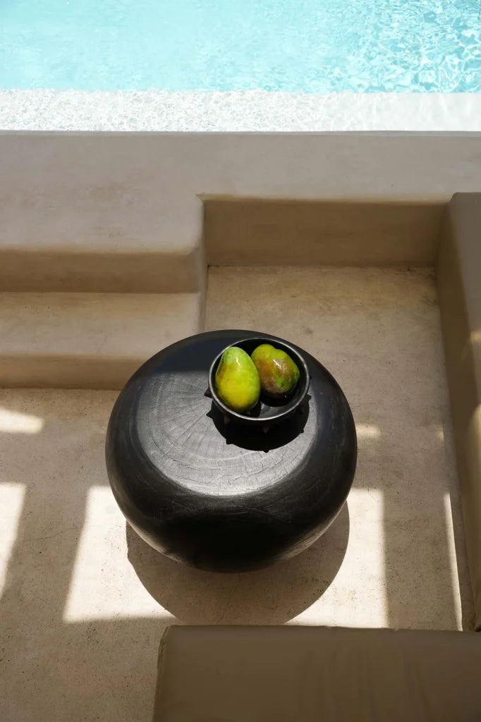 Table basse Tutup Noire ronde avec fruits pour la décoration intérieure