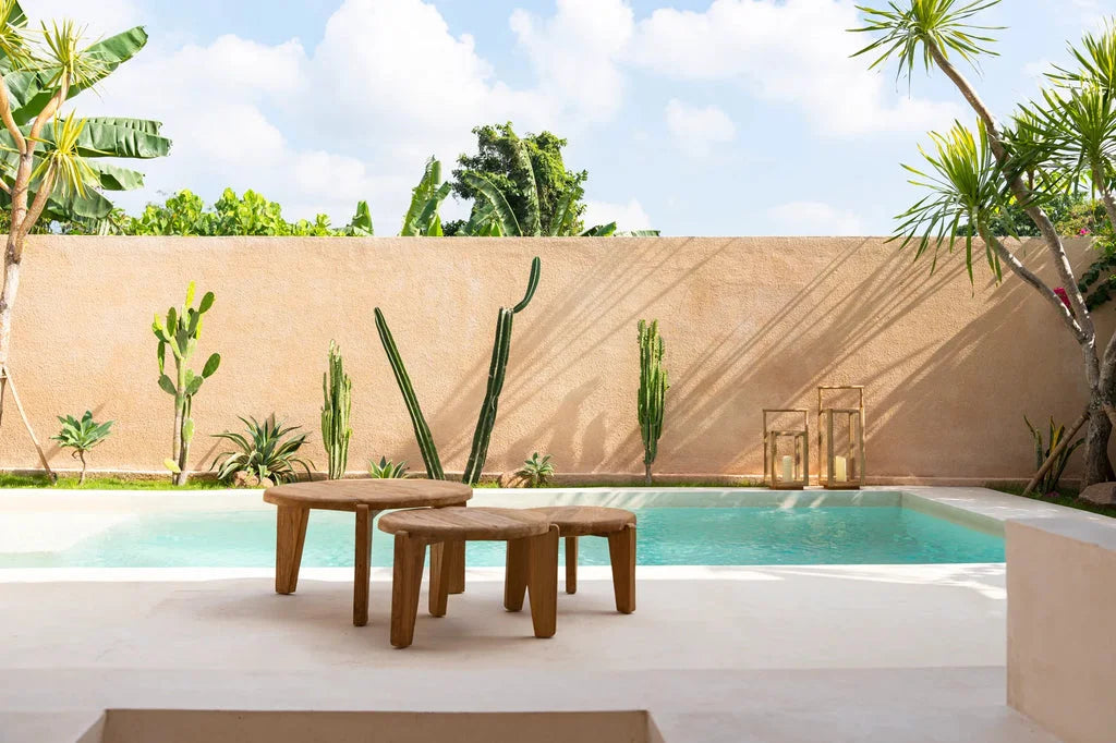 Deux tables basses en bois dans le style Wabi Sabi pour la décoration intérieure