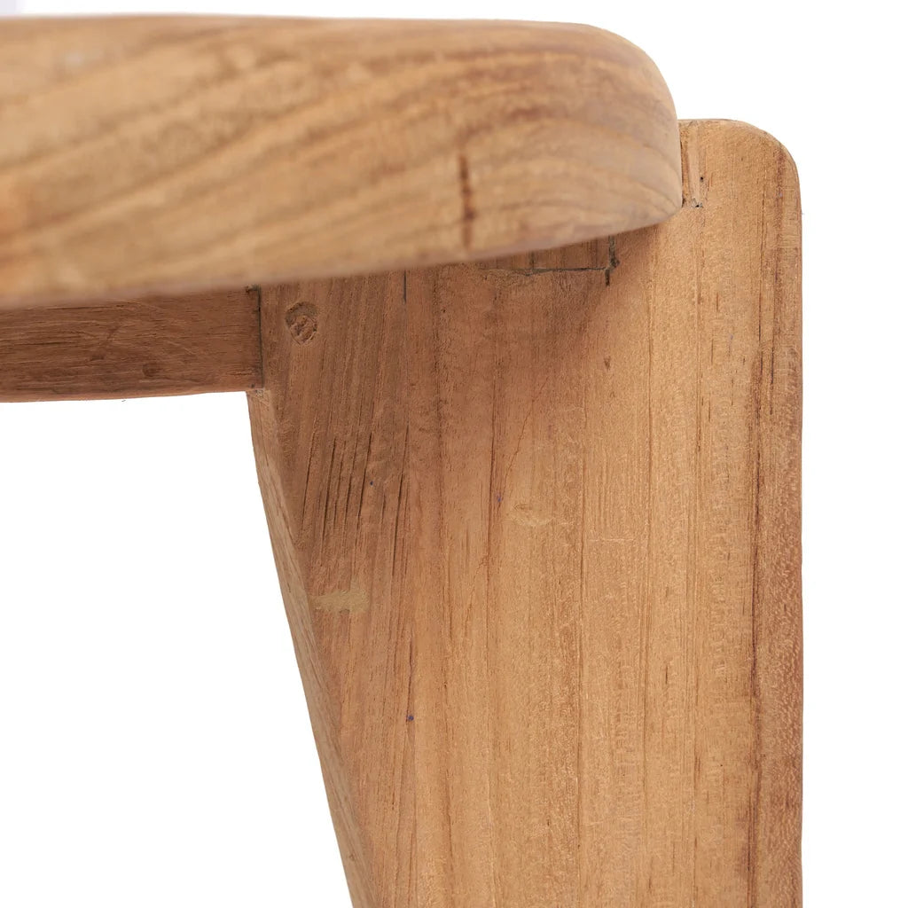 Coin de tabouret en bois pour La Table Basse Wabi Sabi, style sobre et naturel
