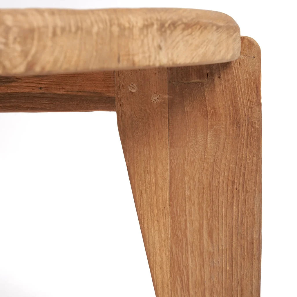 Coin du tabouret en bois de la table basse Wabi Sabi M