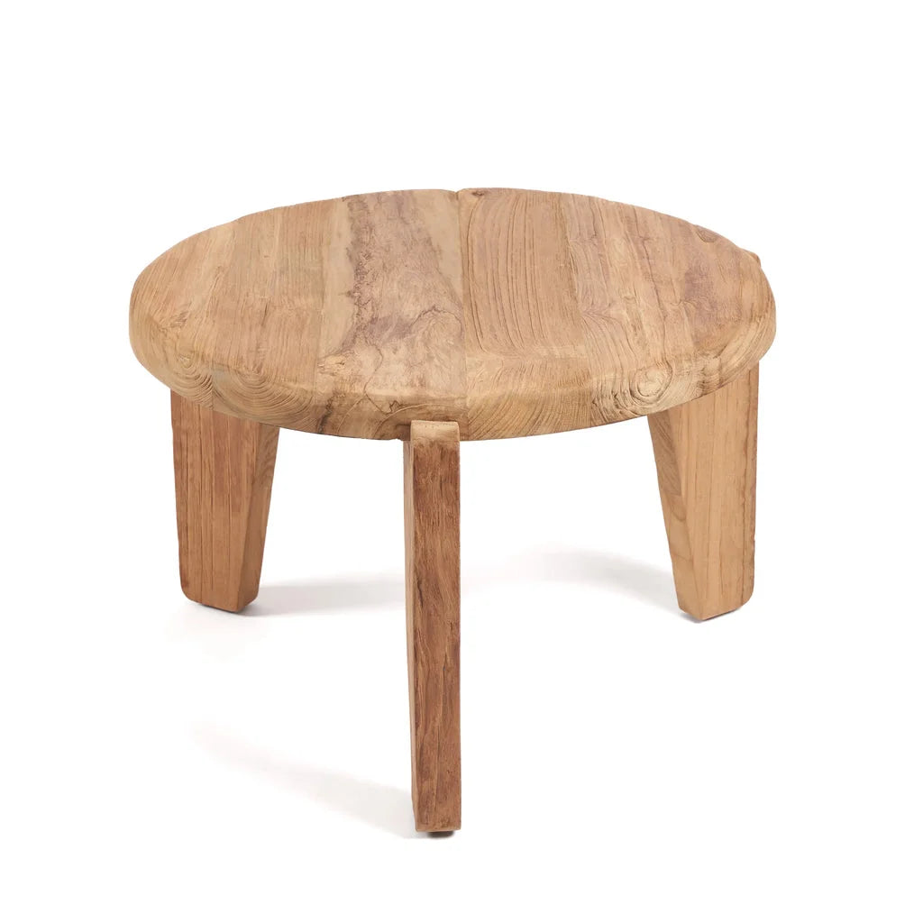 Table basse Wabi Sabi en bois rond avec trois pattes pour un style naturel et minimaliste