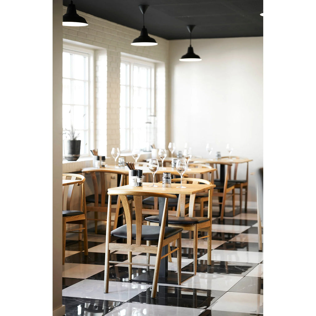 Chaises de salle à manger en bois clair, sièges noirs, dossier courbé minimaliste