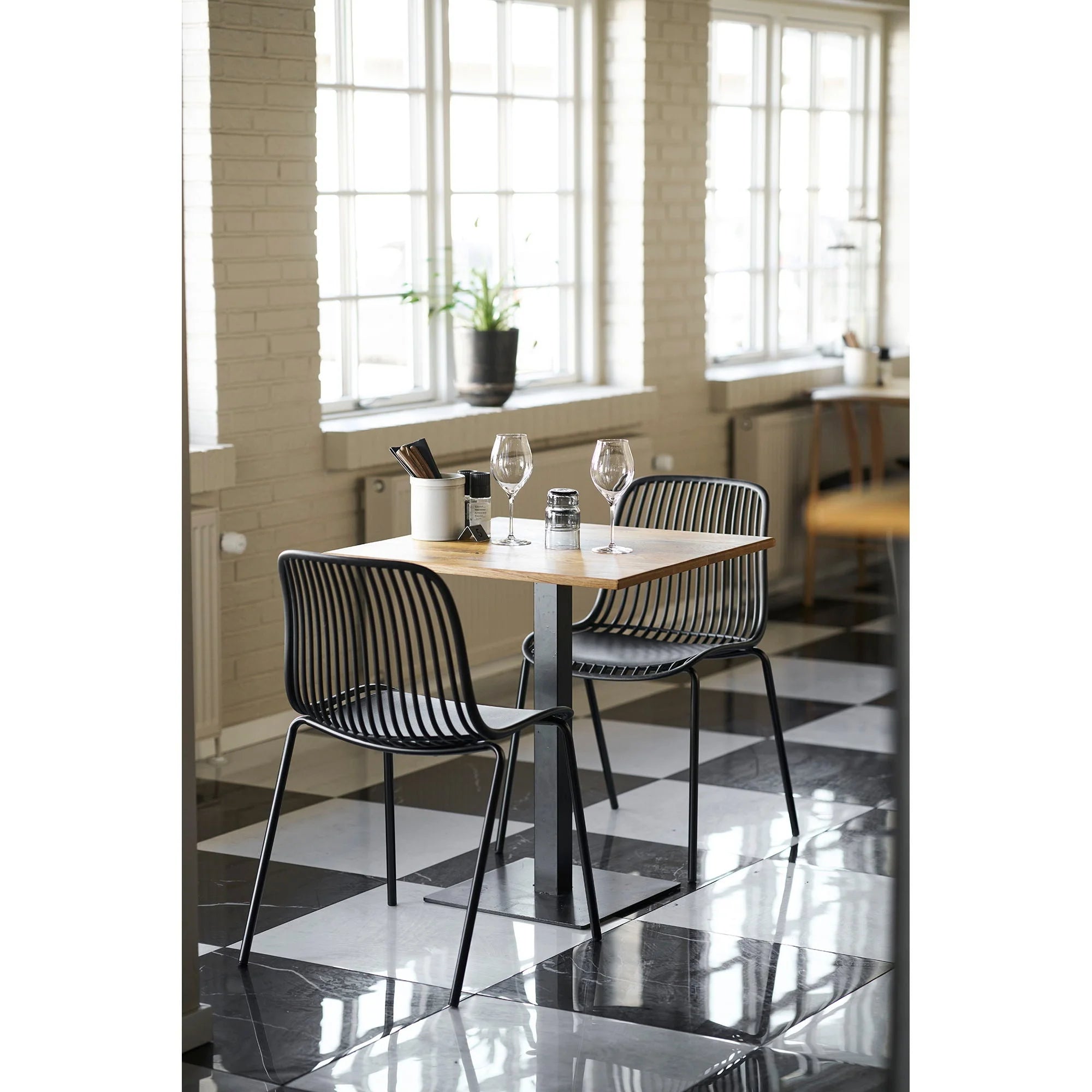 Table bistrot en bois clair avec piètements métal noir, 70x70 cm