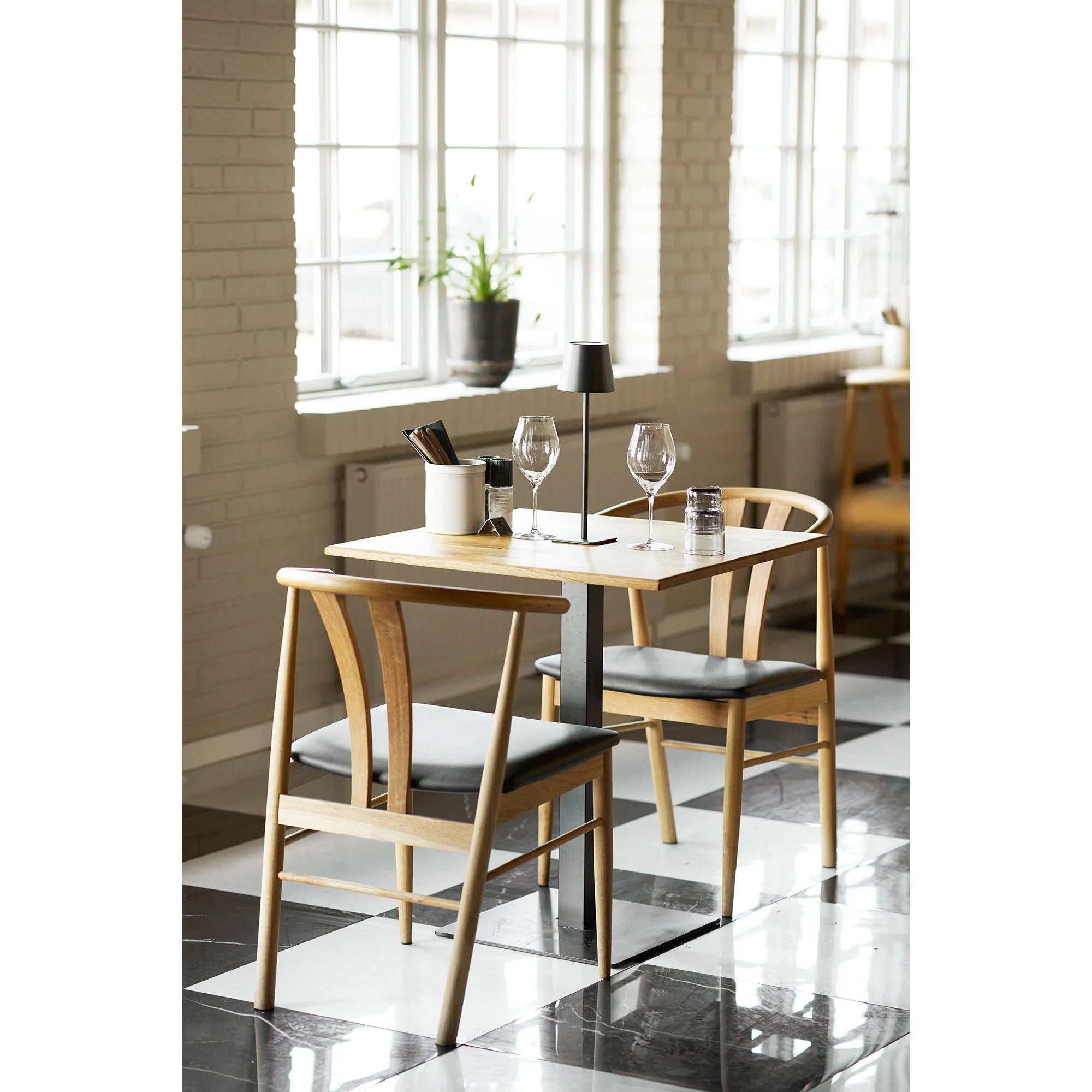 Table bistrot bois clair piètement métal noir 70x70 cm minimaliste