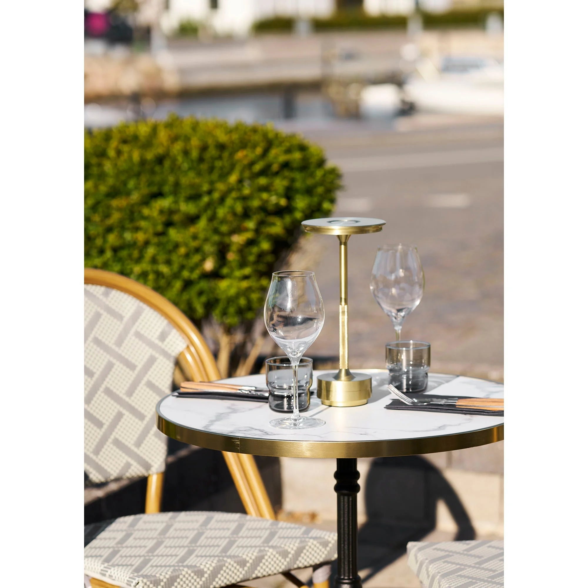 Lampe de table bistrot ronde effet marbre blanc bord doré pied noir Ø60 cm