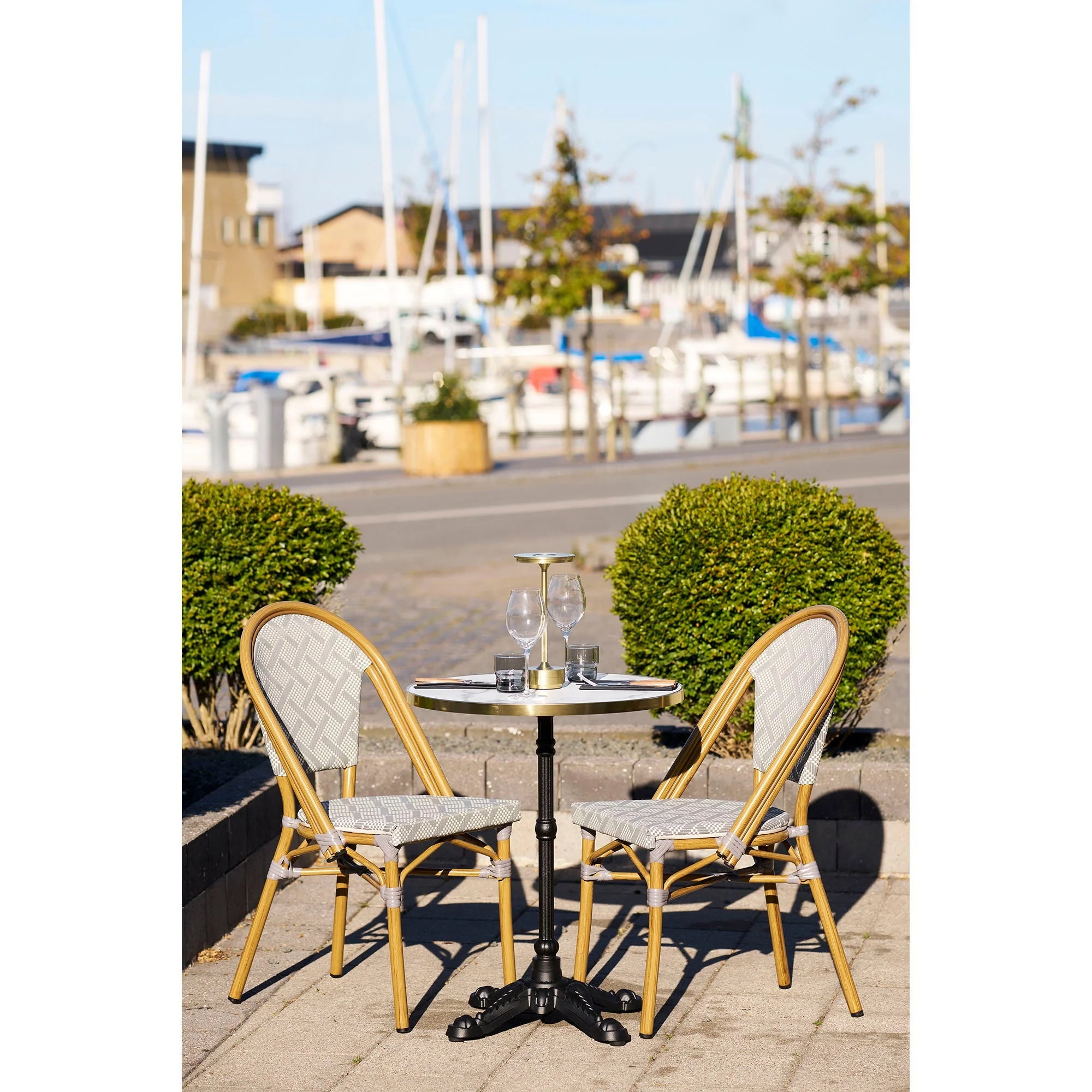 Table bistrot ronde effet marbre blanc bord doré pied noir Ø60 cm