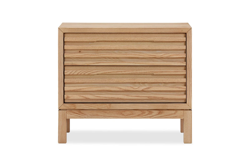Table de chevet en bois de frêne clair à deux tiroirs lattes – 61x41 cm