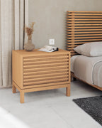 Table de chevet en bois de frêne clair à deux tiroirs lattés 61x41 cm