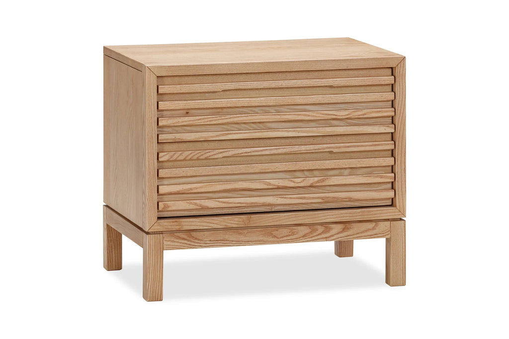 Table de chevet en frêne clair à tiroirs lattés horizontaux, 61x41 cm