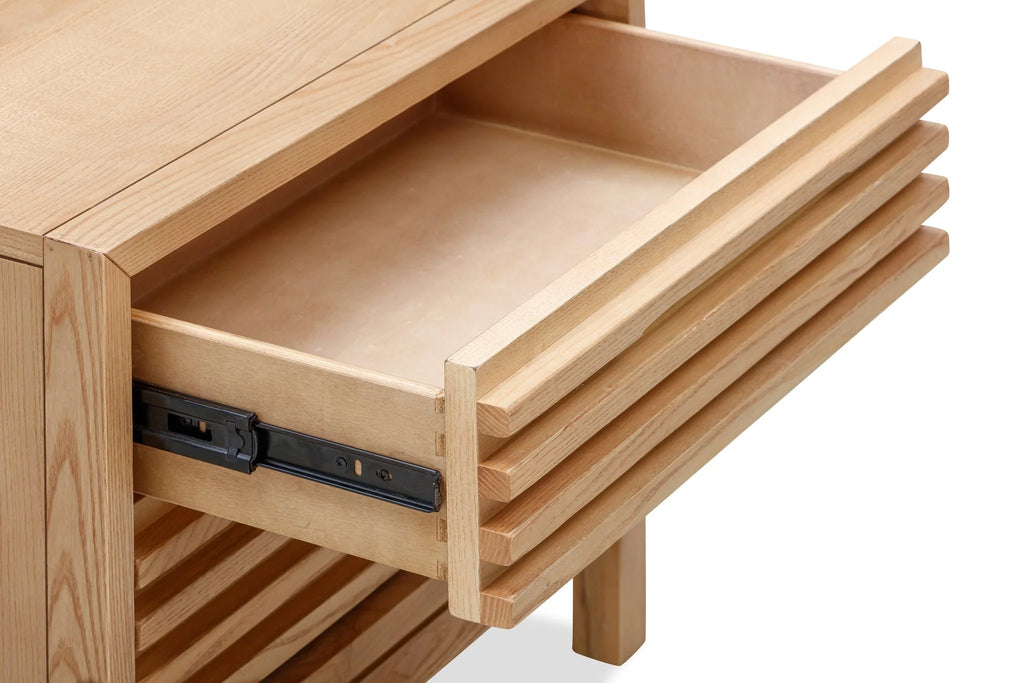 Table de chevet en bois de frêne clair à deux tiroirs lattés, 61x41 cm