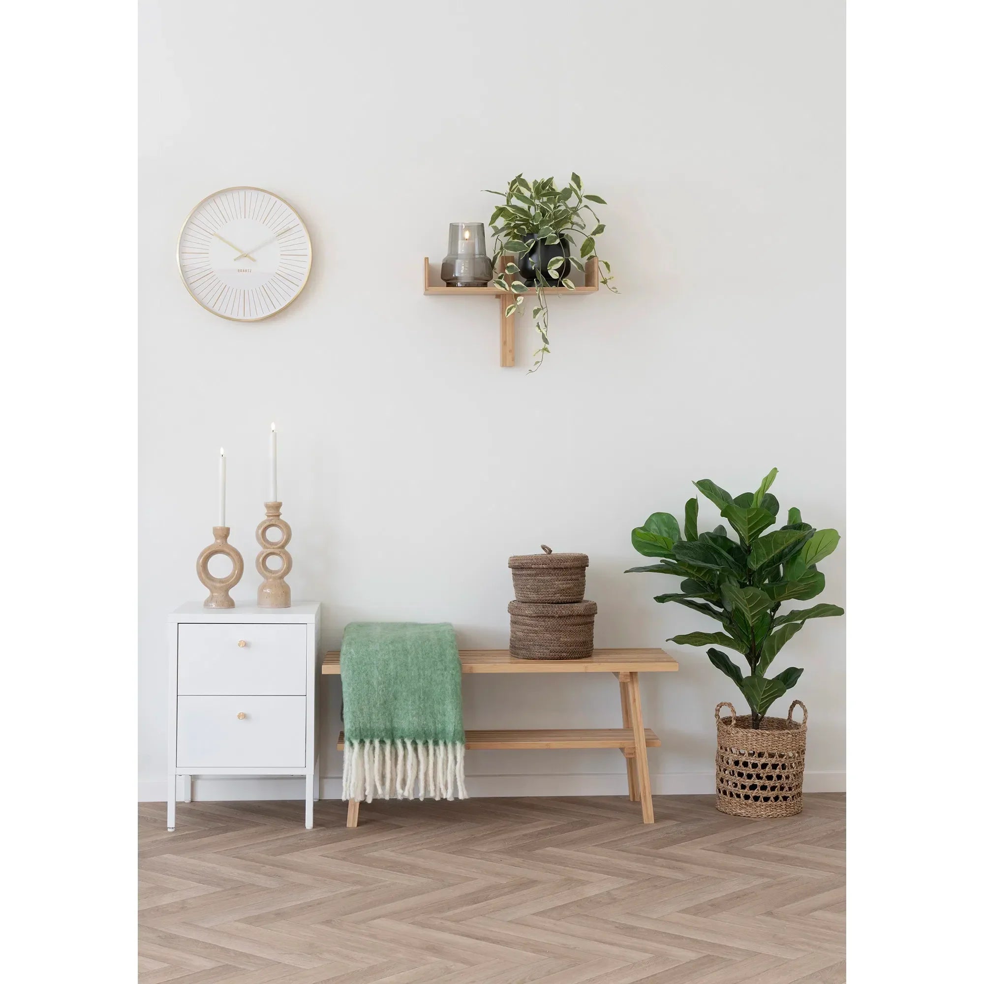Banquette en bois clair avec une couverture verte, idéale pour une chambre élégante
