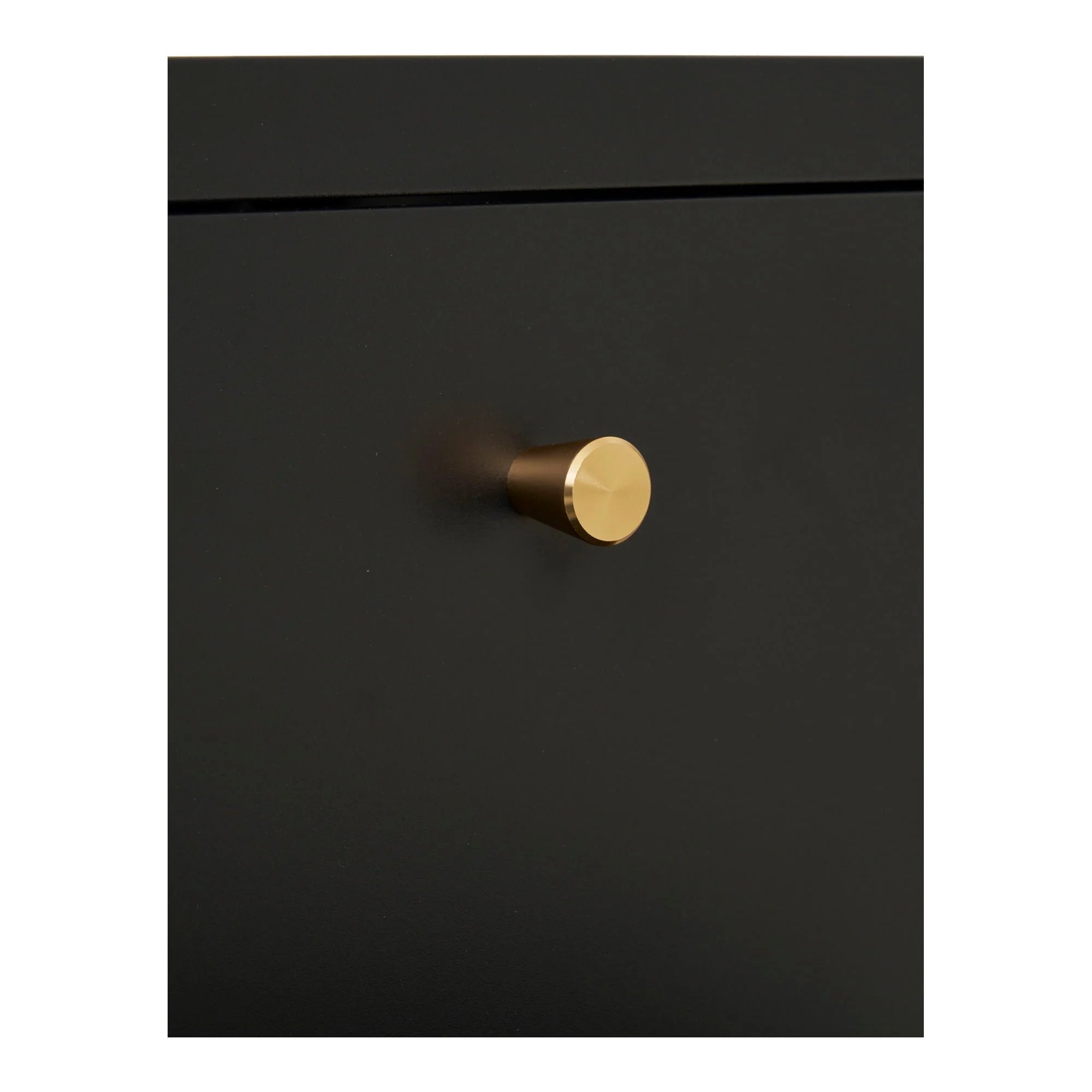 Poignée cylindrique en laiton sur une commode noire avec deux tiroirs 40x40 cm