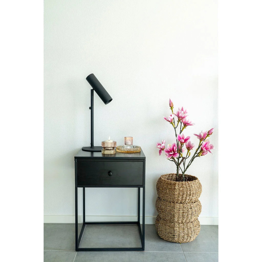 Table de chevet noire en acier et MDF avec lampadaire et fleurs, dimensions 40x55 cm