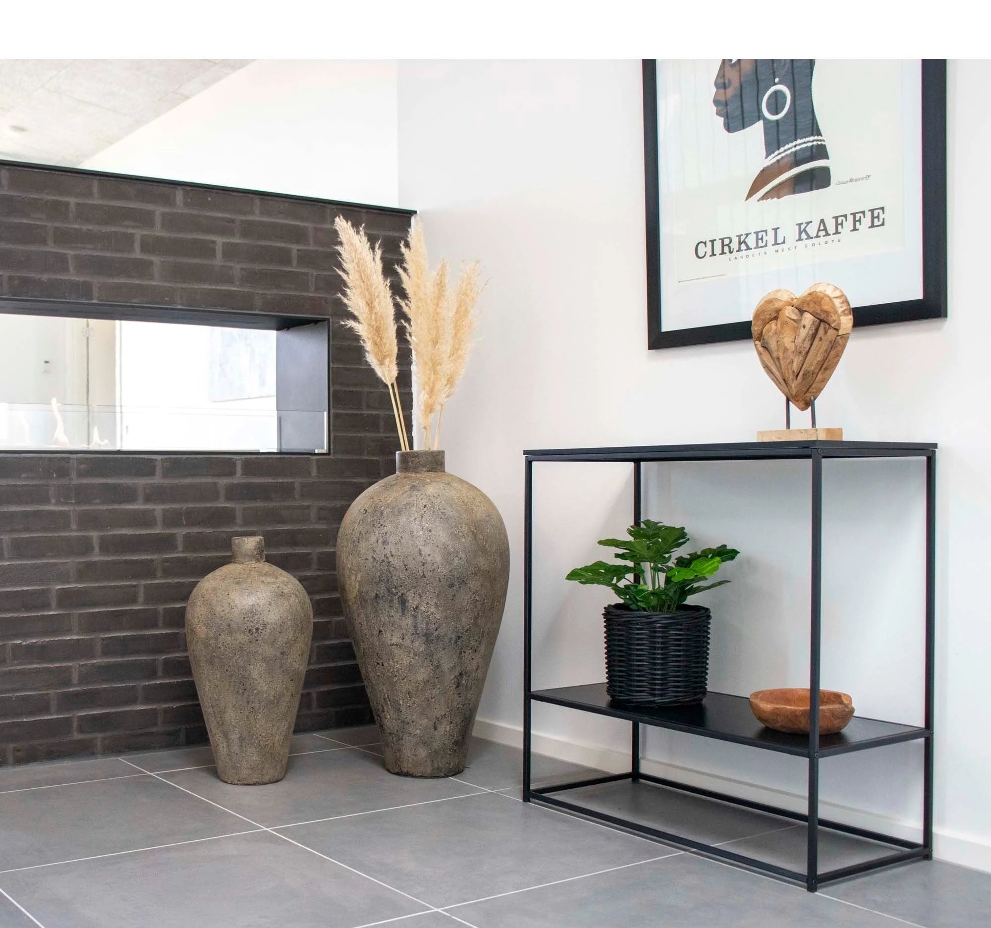 Décor d’entrée moderne avec console noire en métal et étagères rectangulaires 80x36 cm