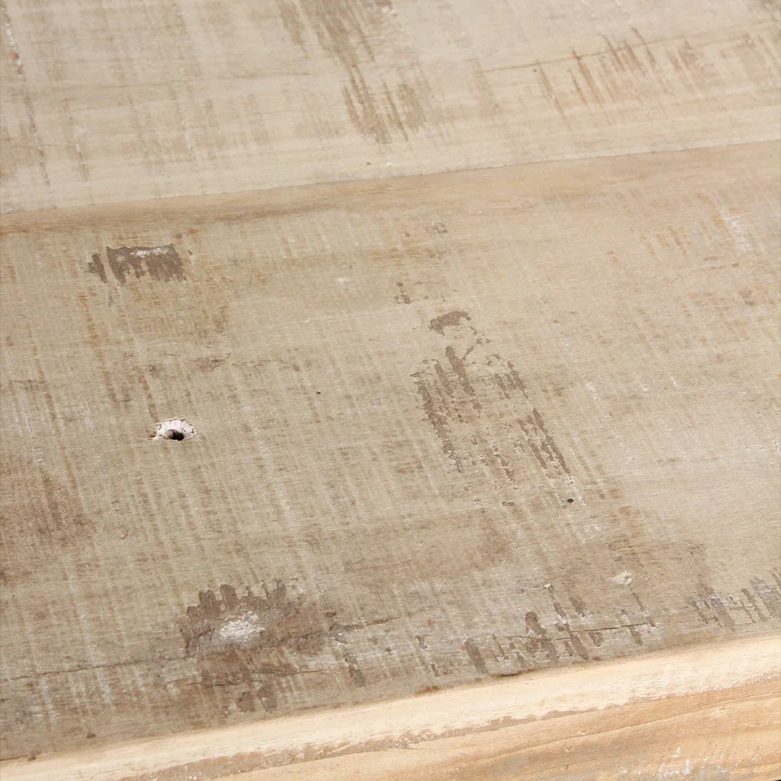 Surface bois recyclé clair patiné beige avec grain visible et petit trou