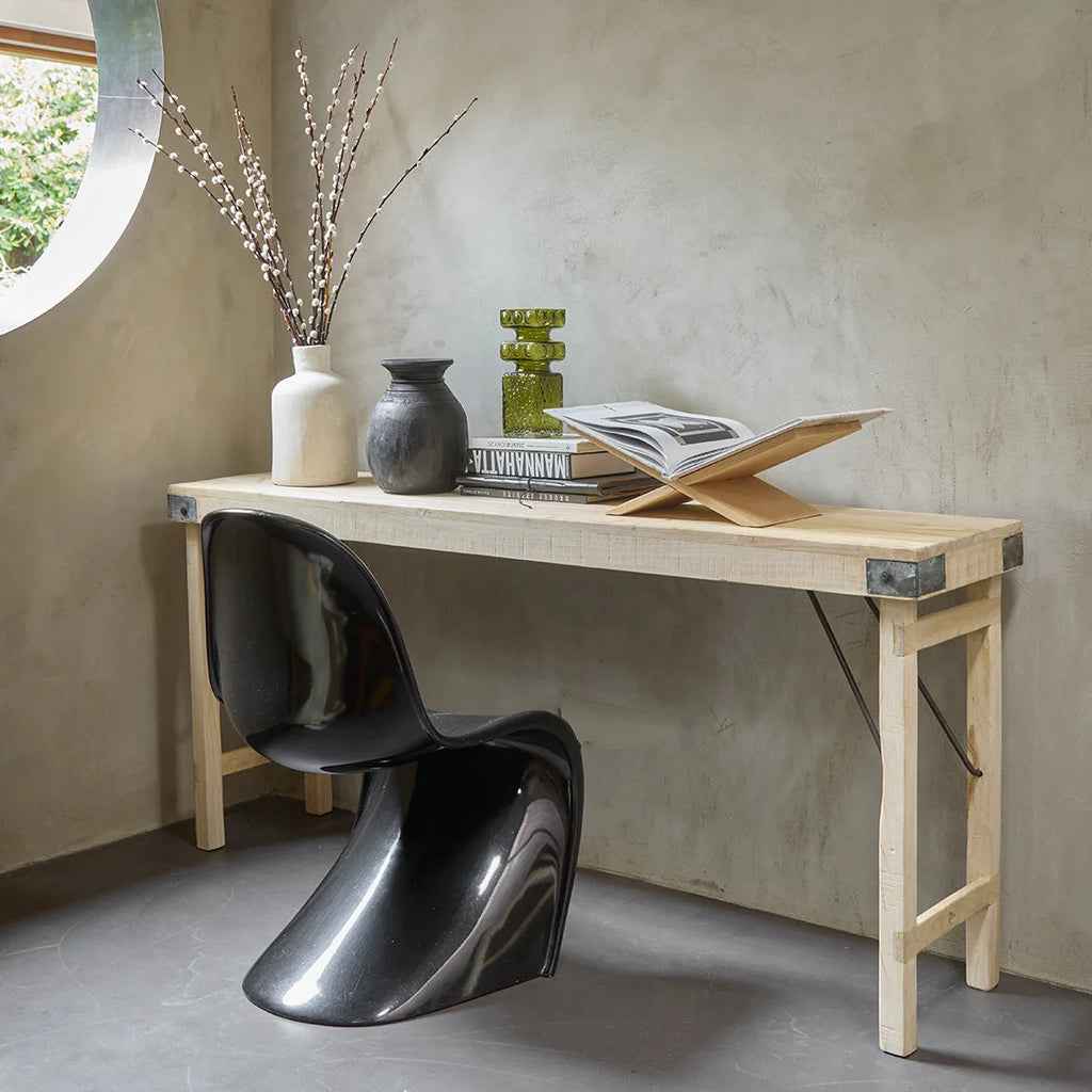 Chaise Eames plastique moulé noir glossy sur console pliante bois clair 170x40 cm