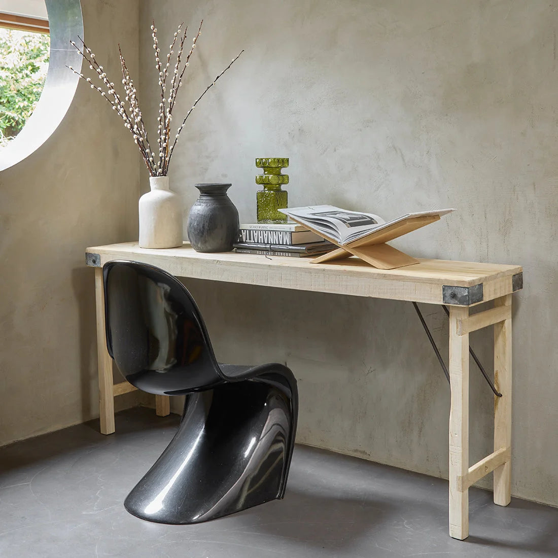 Chaise Eames plastique moulé noir glossy sur console pliante bois clair 170x40 cm