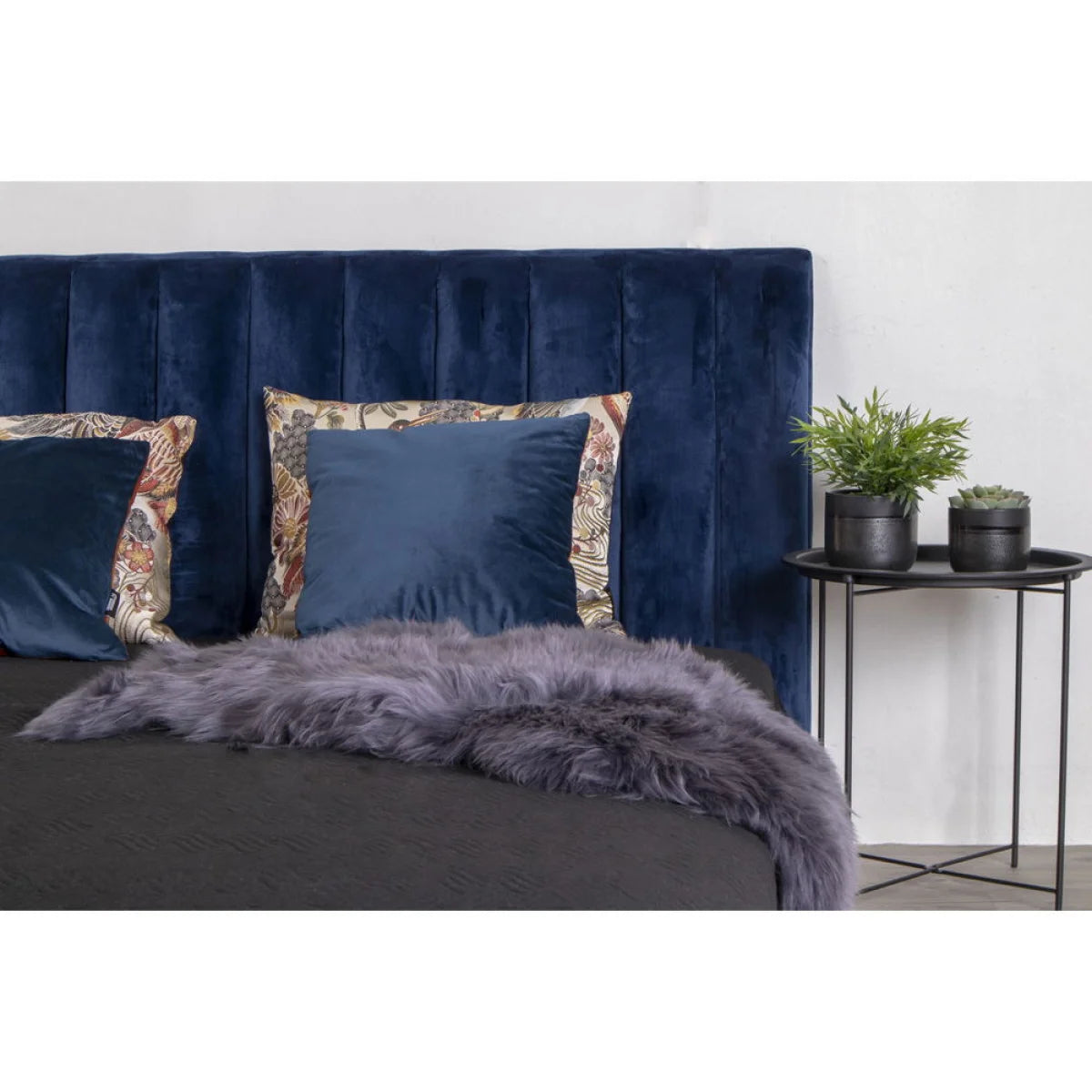 Tête de lit en velours bleu marine profond avec capitonnage vertical