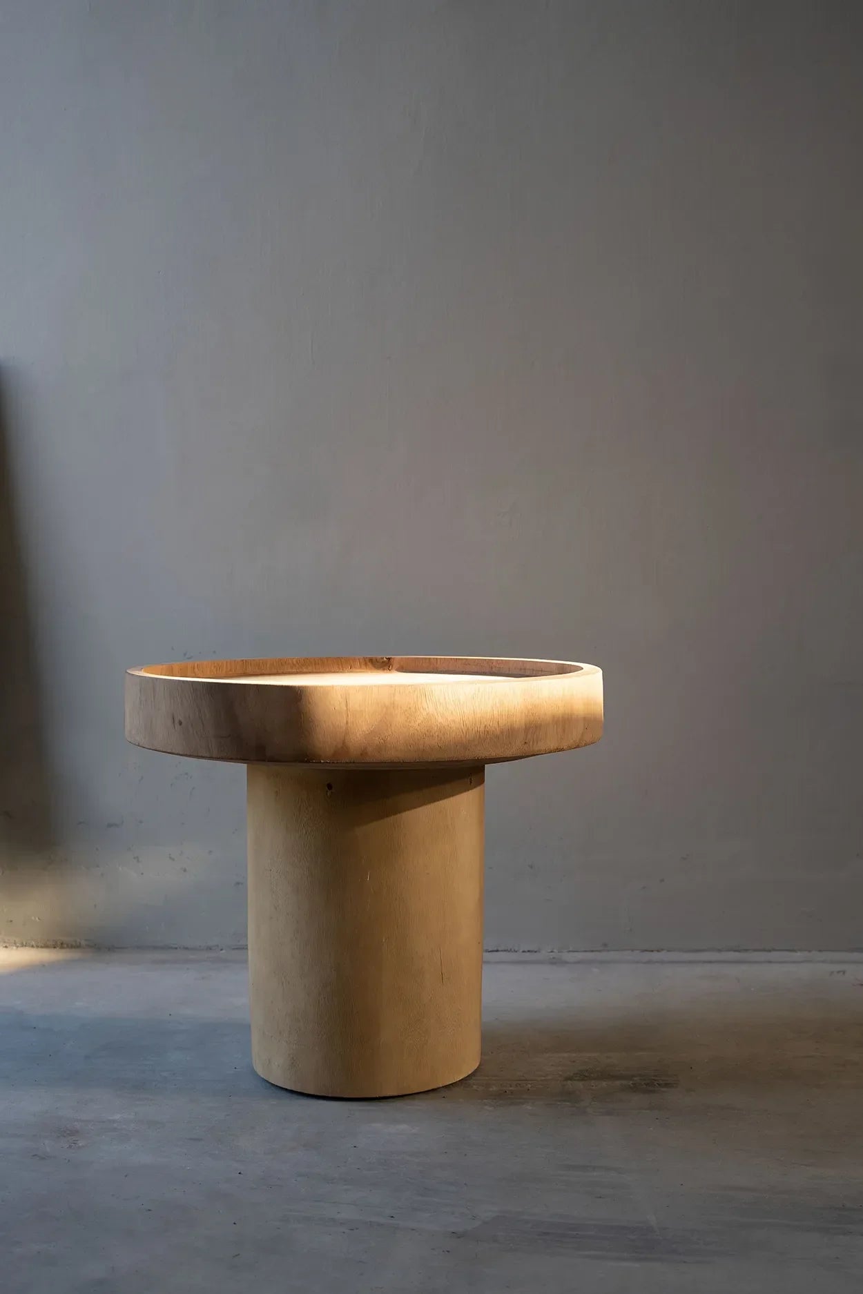 Table d’appoint en bois de suar naturel 60x60 cm