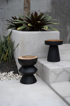 Deux tables d’appoint en bois de Suar noir et naturel 40x45 cm