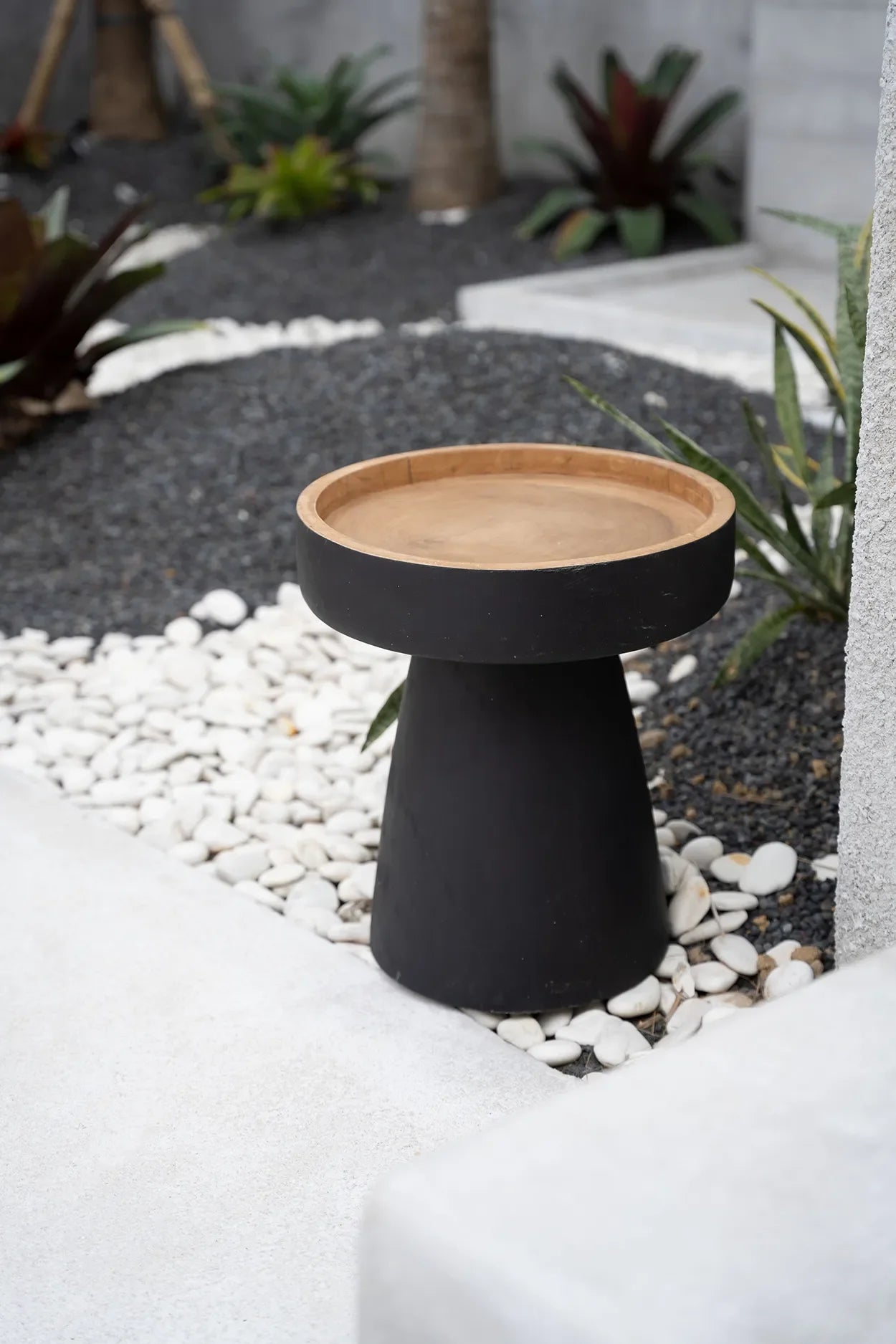 Table d’appoint en bois de Suar noir et naturel, 40x45 cm, avec piètement en noir et bois