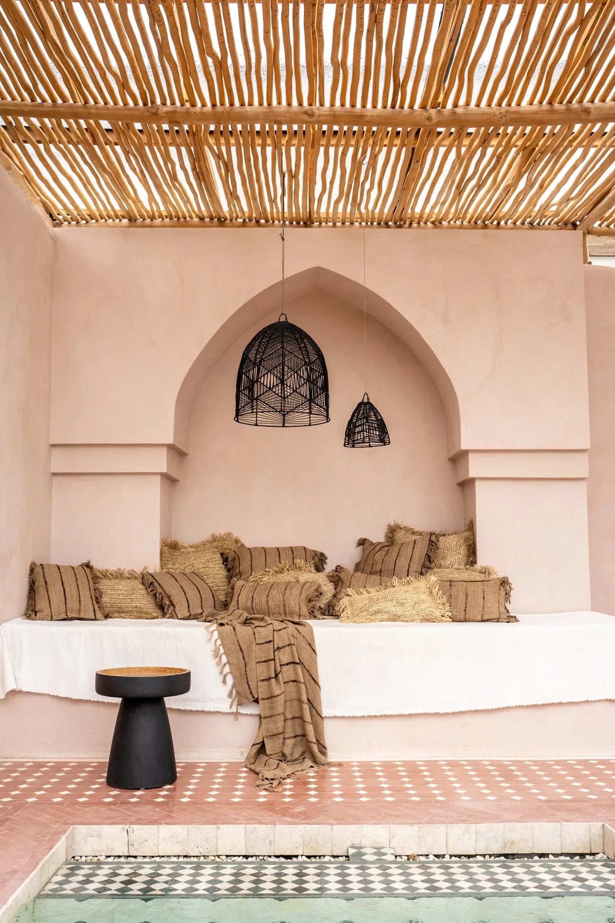 Table d’appoint en bois suar noir et naturel dans un salon marocain élégant