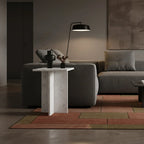 Table d’appoint carrée en marbre blanc veiné, design minimaliste sculptural 35 cm