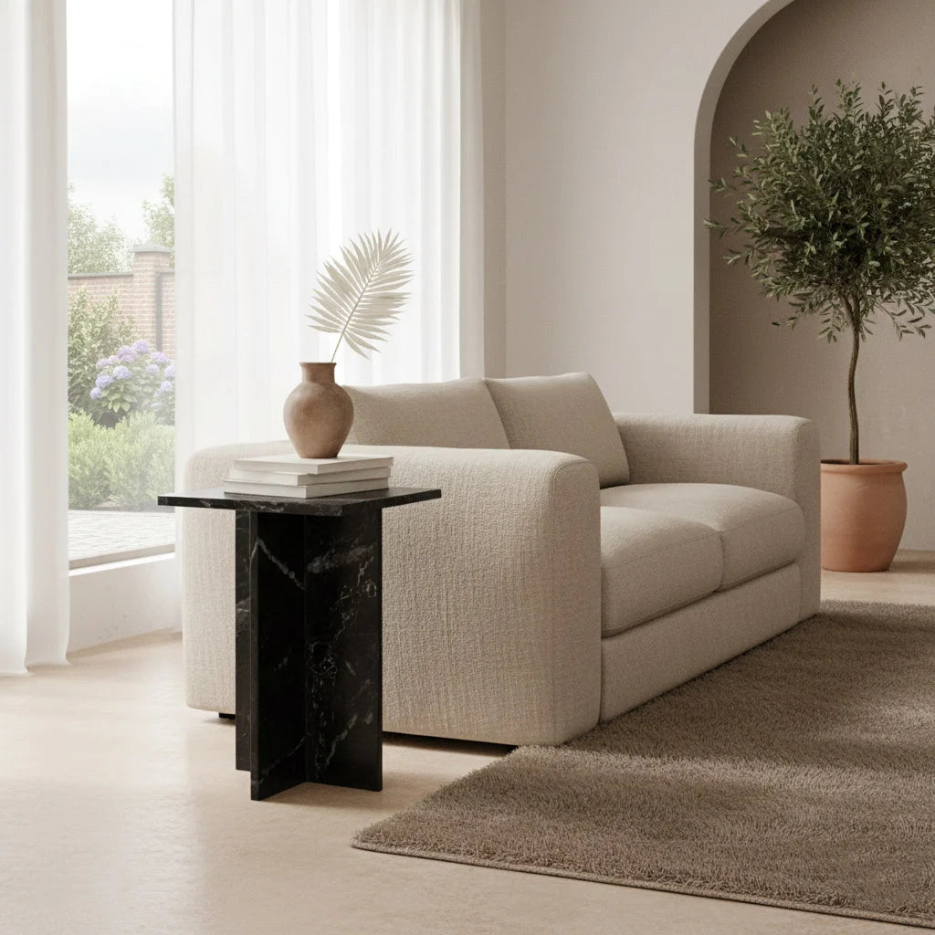 Canapé beige rembourré aux lignes modernes, coussins doux