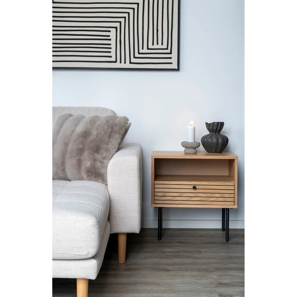 Table d’appoint en chêne clair avec tiroir ajouré et pieds métal noir