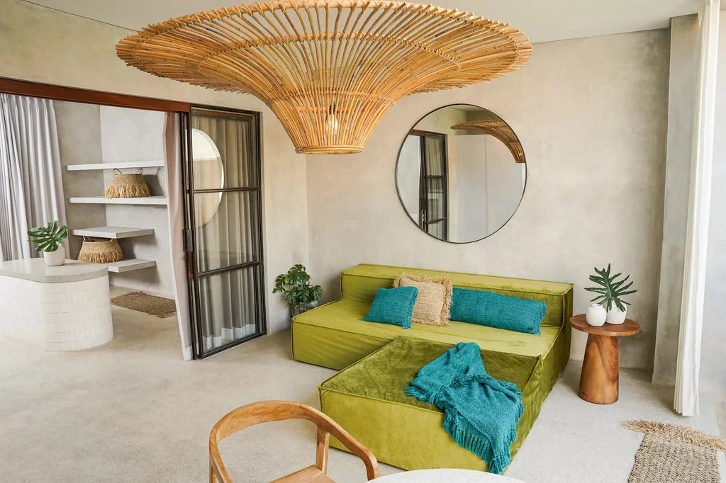 Intérieur de salon élégant avec la table d’appoint conique en bois Naturel 50