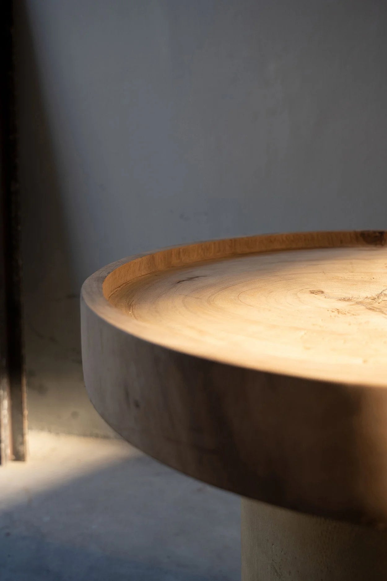 Table d’appoint cylindrique en bois de suar naturel – Ø40 cm
