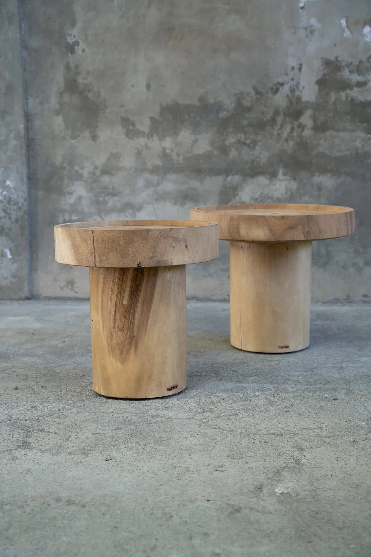 Table d’appoint cylindrique en bois de suar naturel – Ø40 cm