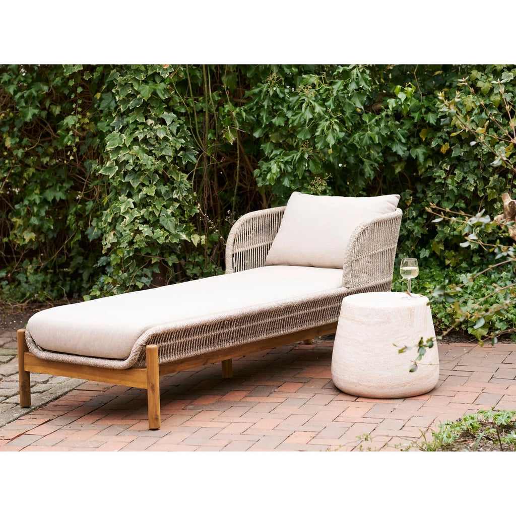 Chaise longue en osier beige avec coussin assorti et table d’appoint en fibre d’argile naturelle ø47 cm
