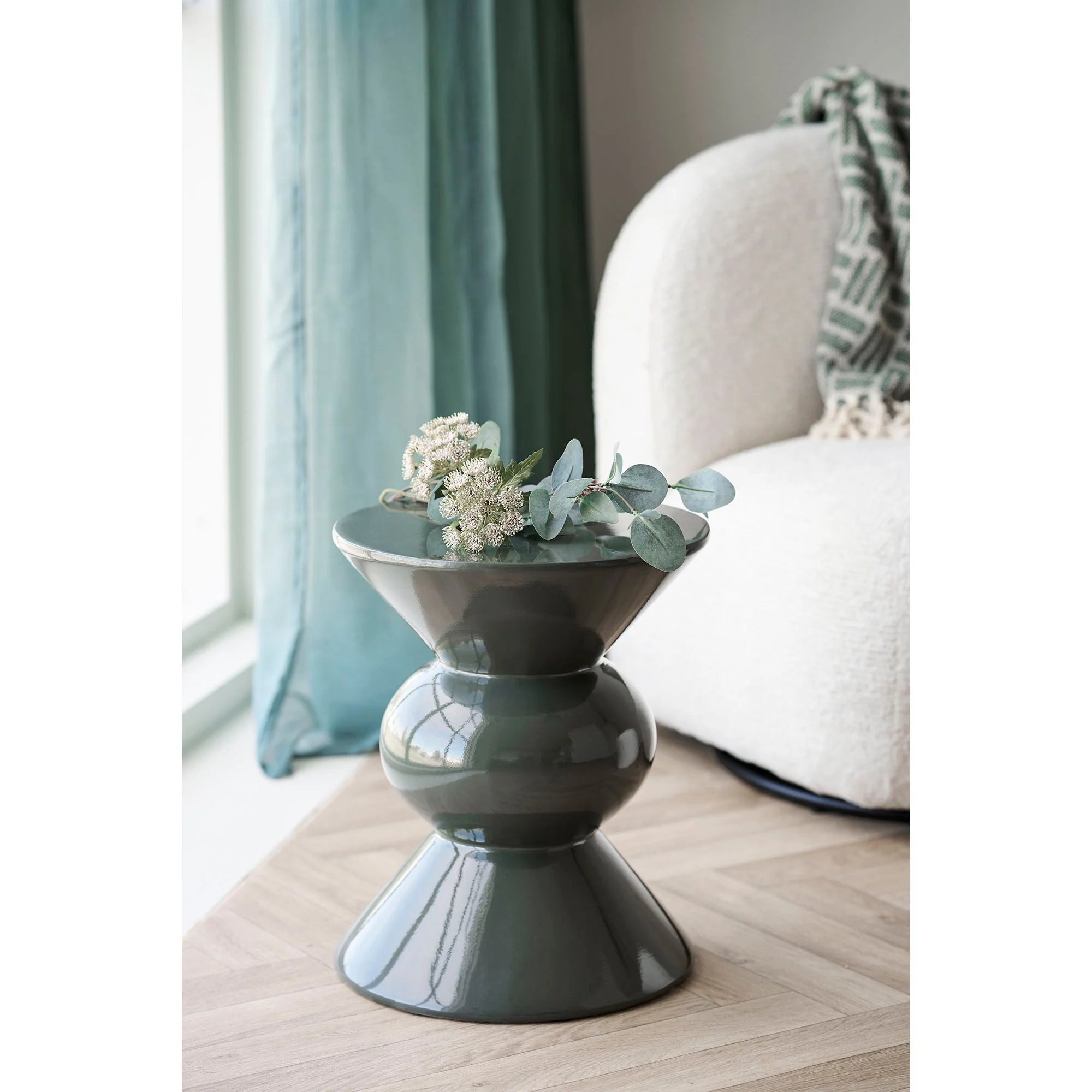 Table d’appoint en fibre de verre laquée vert bouteille avec vase floral élégant