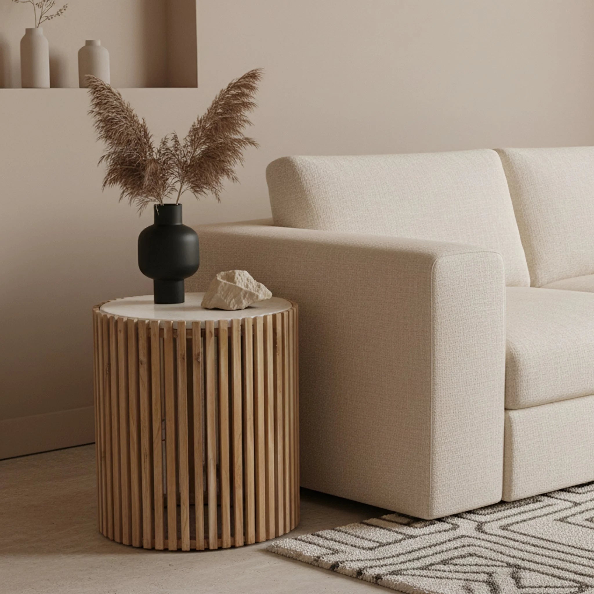 Vase céramique noir élégant à corps bombé et col étroit sur table d’appoint marbre bois Ø40 cm