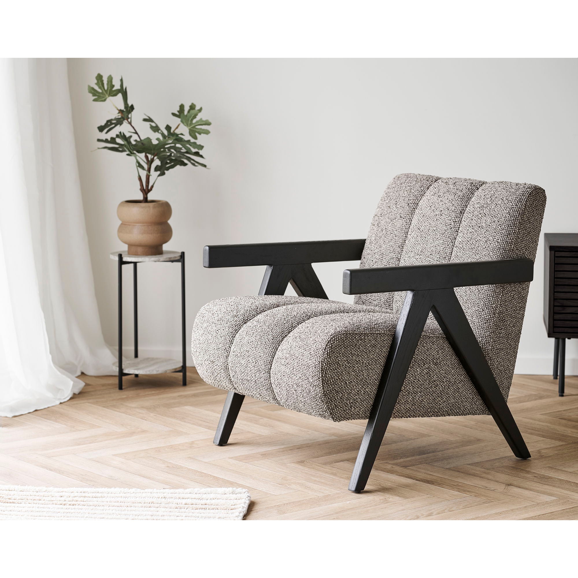 Fauteuil moderne en tweed beige-gris texturé, cadre bois noir