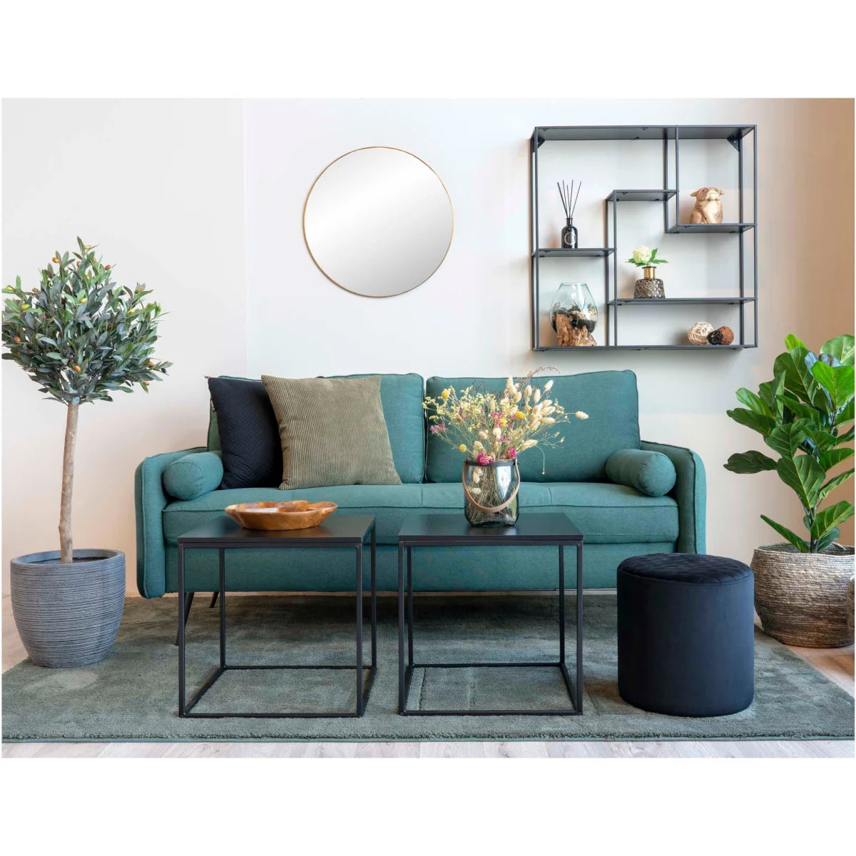 Canapé en velours teal avec coussins noir et beige