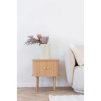 Table d’appoint en pin et MDF naturelle à 2 portes 45x50 cm